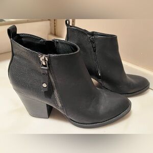 Universal Thread Black Zipper Bootie, Size 8